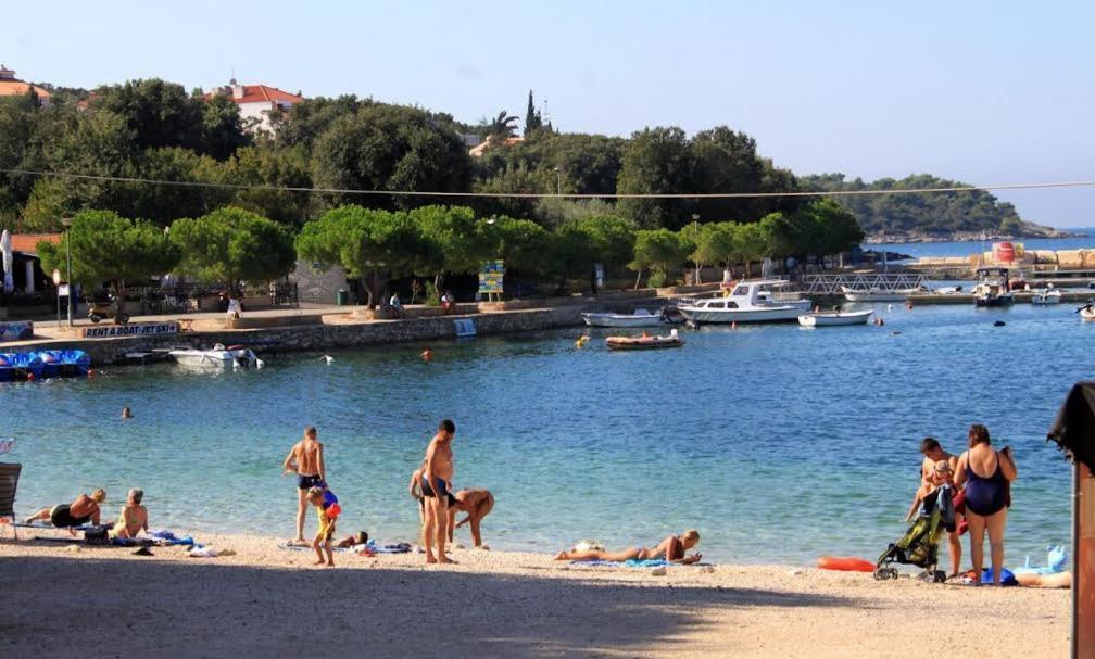 Apartmani Delas 2 Pjescana Uvala Bagian luar foto