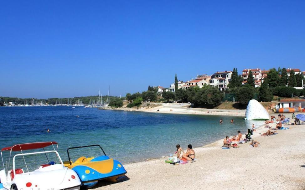 Apartmani Delas 2 Pjescana Uvala Bagian luar foto