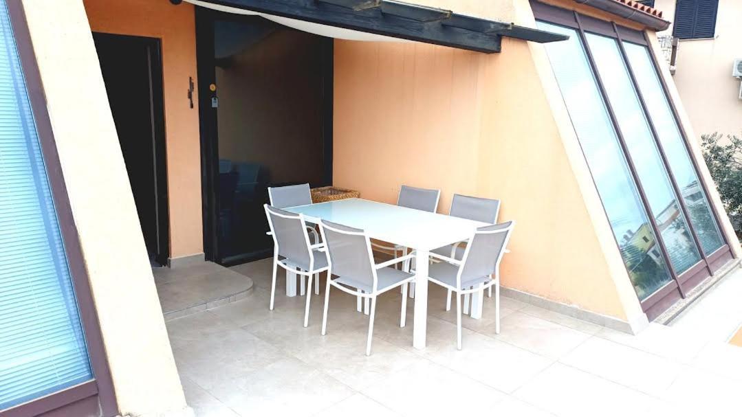 Apartmani Delas 2 Pjescana Uvala Bagian luar foto