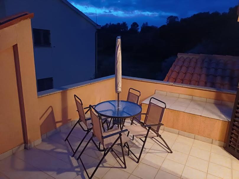Apartmani Delas 2 Pjescana Uvala Bagian luar foto