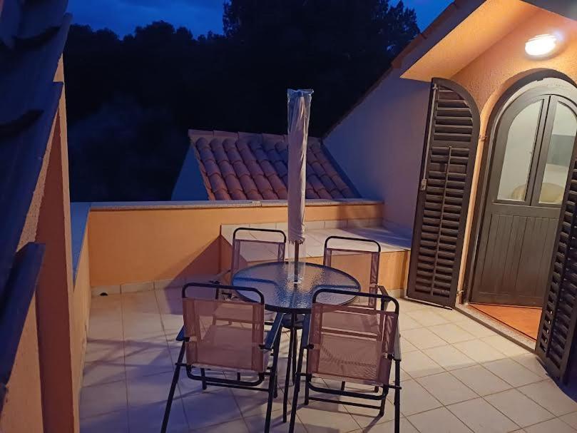 Apartmani Delas 2 Pjescana Uvala Bagian luar foto