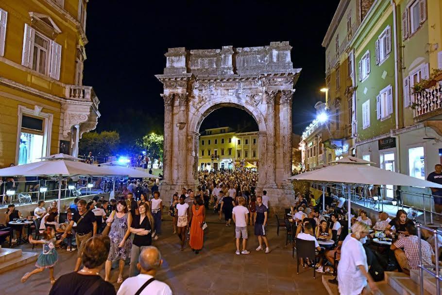 Apartmani Delas 2 Pjescana Uvala Bagian luar foto