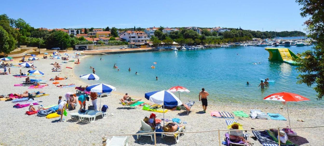 Apartmani Delas 2 Pjescana Uvala Bagian luar foto