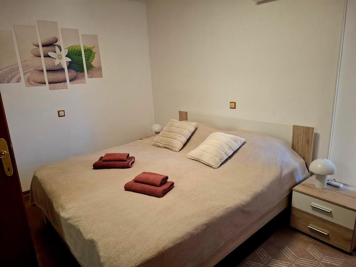 Apartmani Delas 2 Pjescana Uvala Bagian luar foto