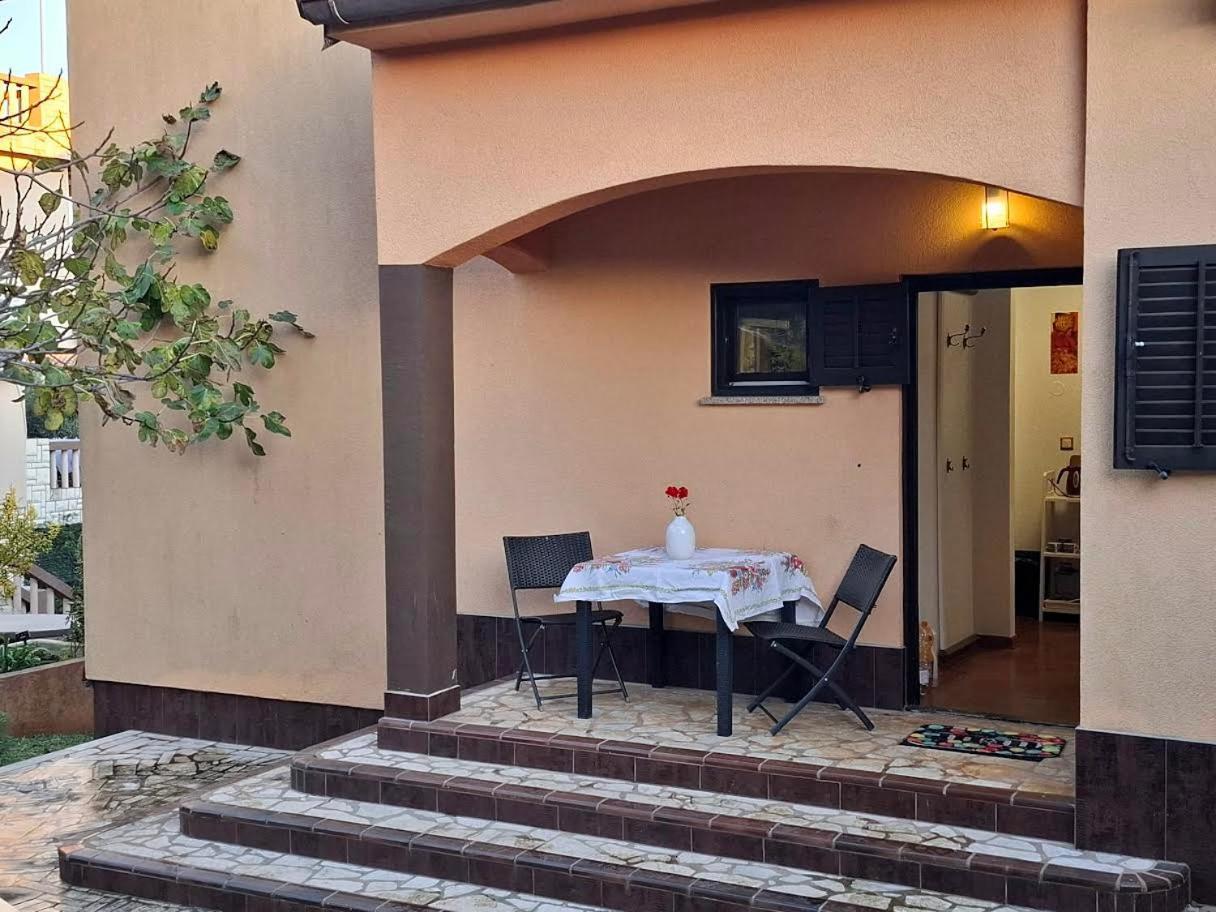Apartmani Delas 2 Pjescana Uvala Bagian luar foto
