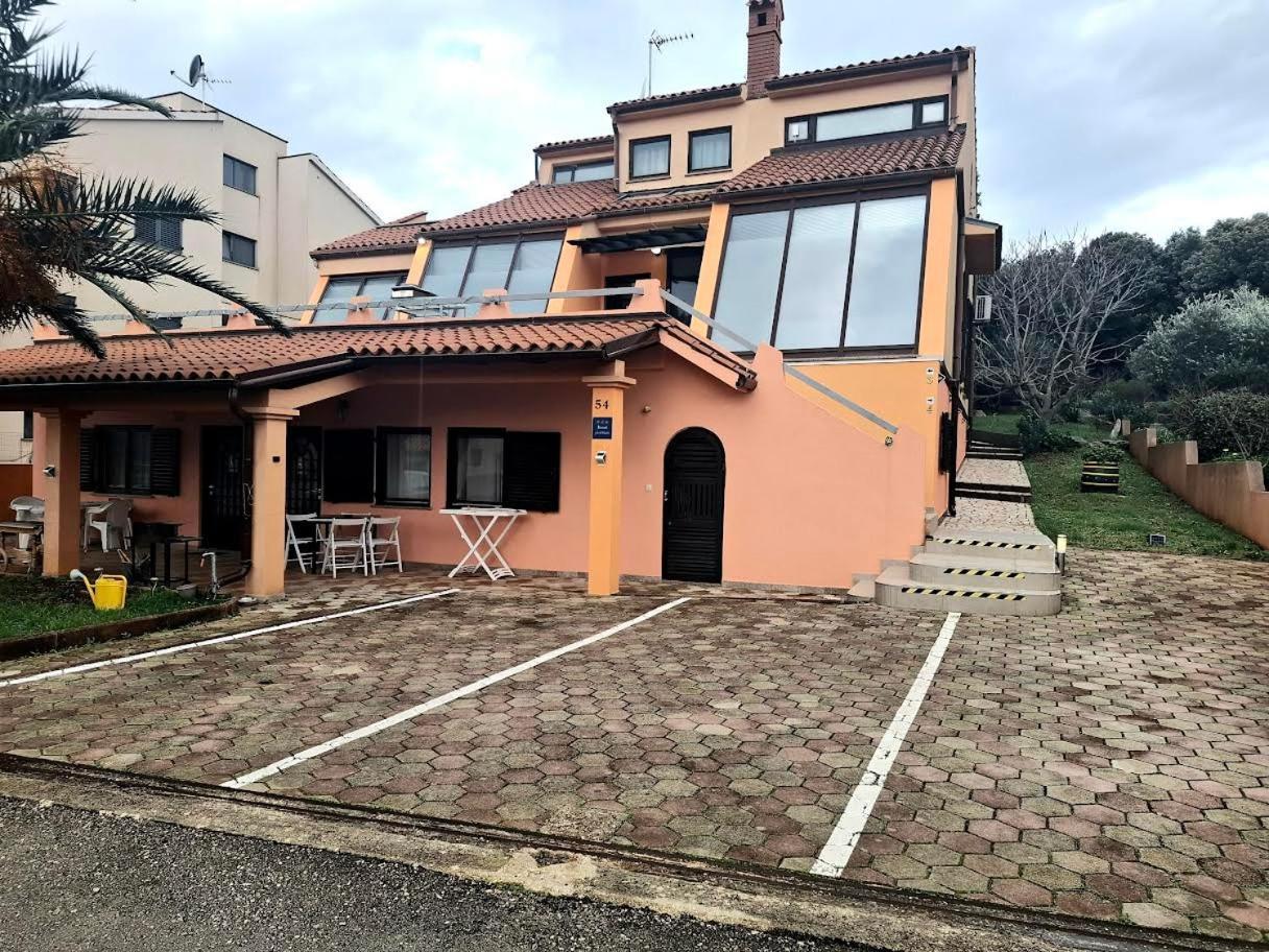 Apartmani Delas 2 Pjescana Uvala Bagian luar foto