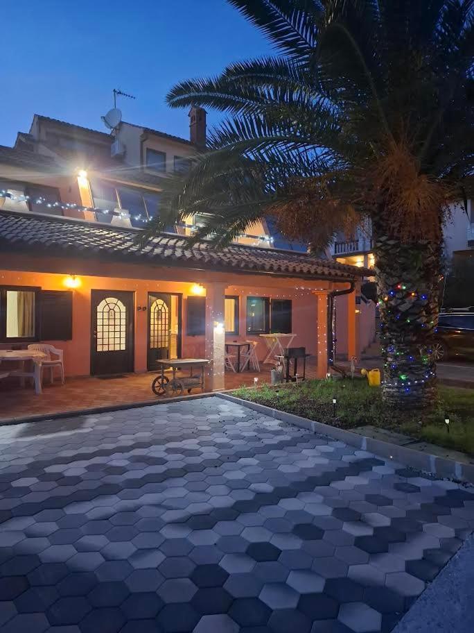 Apartmani Delas 2 Pjescana Uvala Bagian luar foto