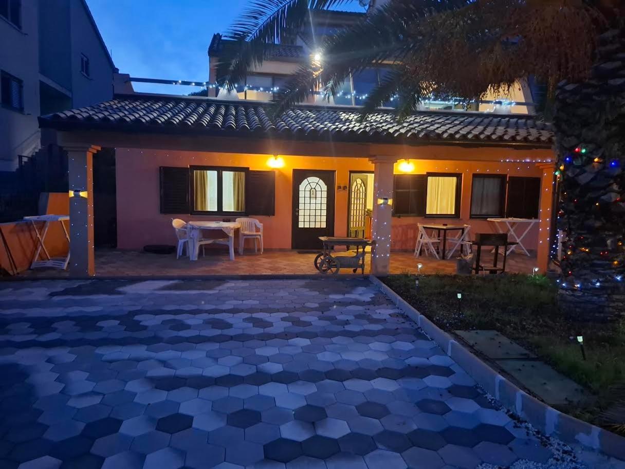 Apartmani Delas 2 Pjescana Uvala Bagian luar foto